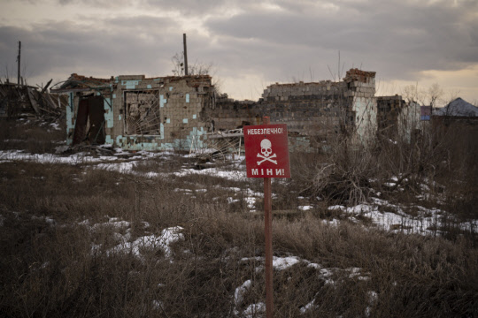 우크라이나 이지움의 '지뢰 경고' 표지판[AP 연합뉴스 자료사진]